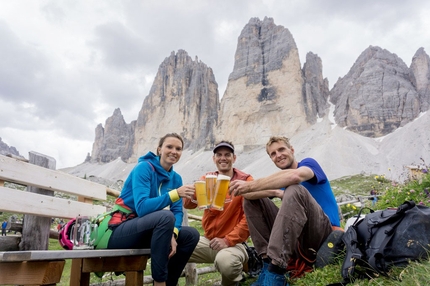 Col di Mezzo, Val Rienza, Dolomiti, Peter Manhartsberger, Martin Wibmer - Sabrina Ornter, Peter Manhartsberger e Martin Wibmer dopo aver salito Osttiroler Marende al Col di Mezzo, Val Rienza, Dolomiti, con vista sulle Tre Cime di Lavaredo