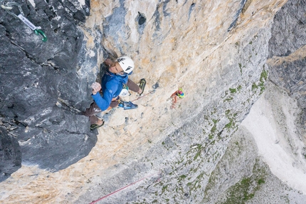 Col di Mezzo, Val Rienza, Dolomiti, Peter Manhartsberger, Martin Wibmer - Martin Wibmer sul tiro chiave di Osttiroler Marende al Col di Mezzo, Val Rienza, Dolomiti