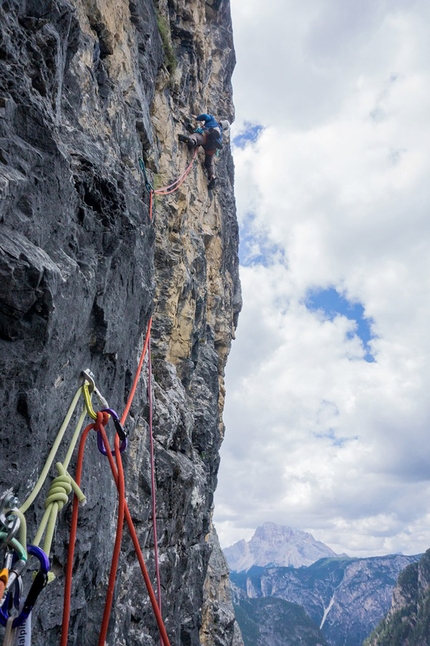 Col di Mezzo, Val Rienza, Dolomiti, Peter Manhartsberger, Martin Wibmer - Peter Manhartsberger sul settimo tiro di Osttiroler Marende al Col di Mezzo, Val Rienza, Dolomiti