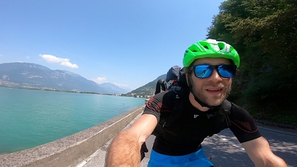 Davide Canil From lake to lake - Davide Canil sfrecciando sul lungolago d’Iseo mentre viaggia dal Lago Maggiore al Lago di Garda