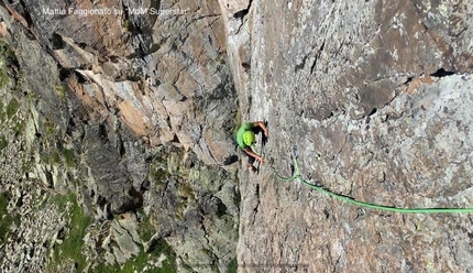 Arrampicare a Crête Sèche in Valle d’Aosta - Mattia Faggionato su Via Mom Supestar, parete Berrier, Crête Sèche