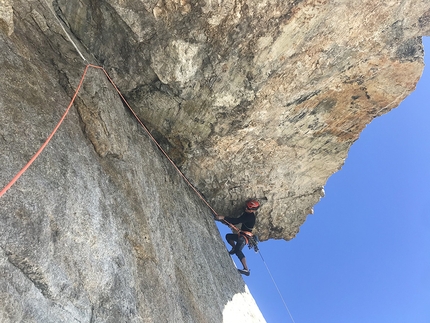 Grandes Jorasses, Il Giovane Guerriero, Federica Mingolla, Leo Gheza - Leo Gheza durante la prima ripetizione di Il Giovane Guerriero sulla parete est delle Grandes Jorasses