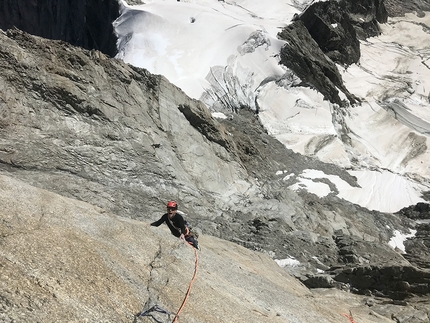 Grandes Jorasses, Il Giovane Guerriero, Federica Mingolla, Leo Gheza - Leo Gheza durante la prima ripetizione di Il Giovane Guerriero sulla parete est delle Grandes Jorasses