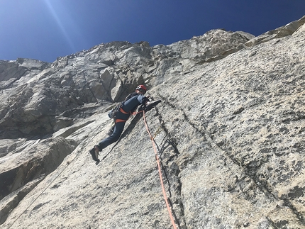 Grandes Jorasses, Il Giovane Guerriero, Federica Mingolla, Leo Gheza - Leo Gheza durante la prima ripetizione di Il Giovane Guerriero sulla parete est delle Grandes Jorasses