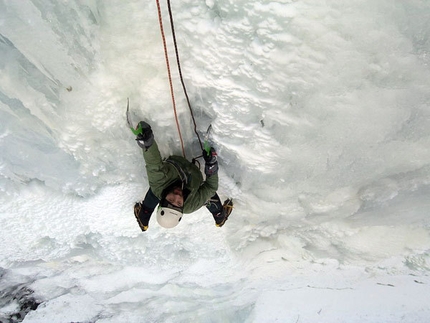 Adrenalina, una cascata di ghiaccio e la montagna solitaria