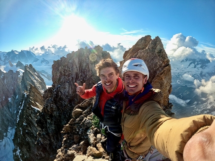Symon Welfringer - Symon Welfringer e Charles Dubouloz in cima a Manitua (7c, 1100m) sulla parete nord delle Grandes Jorasses, 07/2020