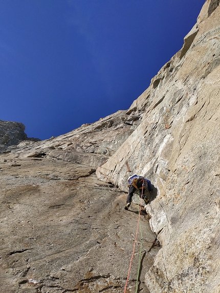 Symon Welfringer - Symon Welfringer e Charles Dubouloz su Manitua (7c, 1100m) sulla parete nord delle Grandes Jorasses, 07/2020