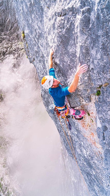 Des Kaisers neue Kleider, Wilder Kaiser, Nicolas Favresse, Sébastien Berthe - Sébastien Berthe climbing Des Kaisers neue Kleider, Wilder Kaiser, Austria 