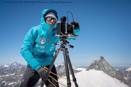 Sulle tracce dei ghiacciai, Fabiano Ventura - Fabiano Ventura in cima al Breithorn durante la ripetizione di immagini di Vittorio Sella