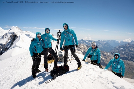 Sulle tracce dei ghiacciai, Fabiano Ventura - Ripetizione di immagini di Vittorio Sella dalla vetta del Breithorn. Da sinistra: Marco Manni, Fabiano Ventura, Riccardo Scotti, Federico Santini.