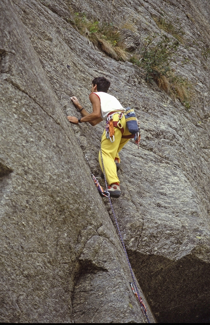 Paretina di Forno, Val Grande di Lanzo - Maurizio Oviglia climbing Sogno di Mezza Estate in 1985, Paretina di Forno, Val Grande di Lanzo