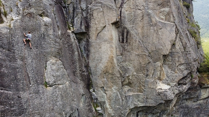 Paretina di Forno, Val Grande di Lanzo - Gianni Ribotto nel 2020, a più di 70 anni continua ad arrampicare forte alla Paretina di Forno, Val Grande di Lanzo