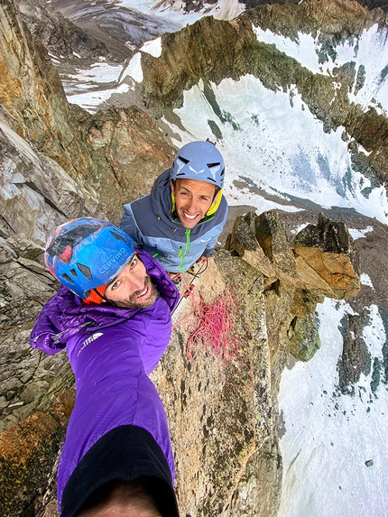 Dall'inferno al Paradiso, Vallone del Piantonetto , Hervé Barmasse, Stefano Perrone - Hervé Barmasse e Stefano Perrone in cima alla loro nuova via Dall'inferno al Paradiso, Vallone del Piantonetto