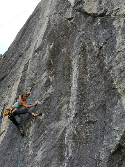 Federica Mingolla Barliard - Federica Mingolla prova la via femminile nella falesia di Barliard in Valle di Ollomont (Valle d'Aosta)