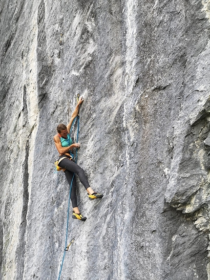 Federica Mingolla nella falesia Barliard in Valle di Ollomont per la Taglia sui tiri Lead