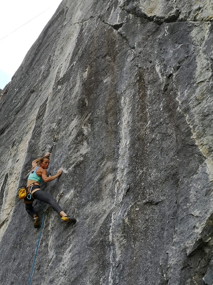 Federica Mingolla Barliard - Federica Mingolla prova la via femminile nella falesia di Barliard in Valle di Ollomont (Valle d'Aosta)