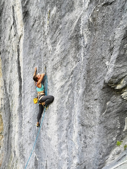 Federica Mingolla Barliard - Federica Mingolla prova la via femminile nella falesia di Barliard in Valle di Ollomont (Valle d'Aosta)