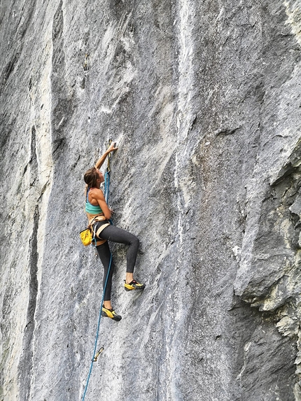 Federica Mingolla Barliard - Federica Mingolla prova la via femminile nella falesia di Barliard in Valle di Ollomont (Valle d'Aosta)