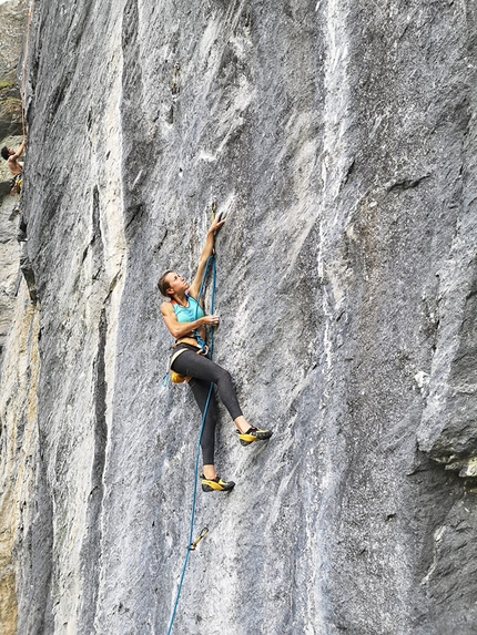 Federica Mingolla Barliard - Federica Mingolla prova la via femminile nella falesia di Barliard in Valle di Ollomont (Valle d'Aosta)