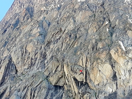 Elio Bonfanti, Bouteille, Grandes Jorasses - Marco Binda sul terzo tiro di Vin de L’Enfer, Bouteille, Grandes Jorasses