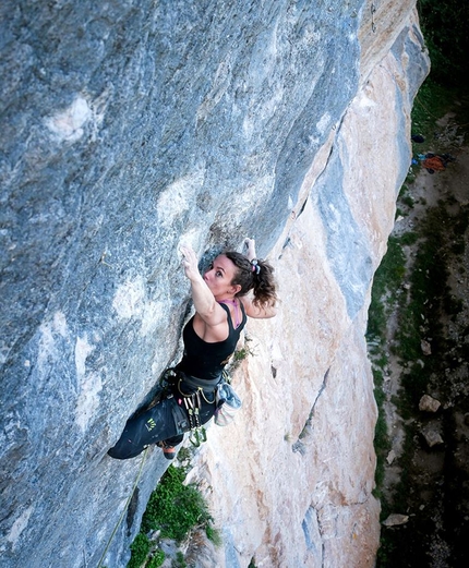 Claudia Ghisolfi - Claudia Ghisolfi climbing Idée fixe 8c at Saume in France