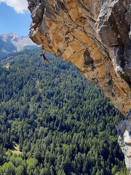 Claudia Ghisolfi - Claudia Ghisolfi climbing Une arquée pour le criquet 8c at Rocher des Brumes in France, August 2020