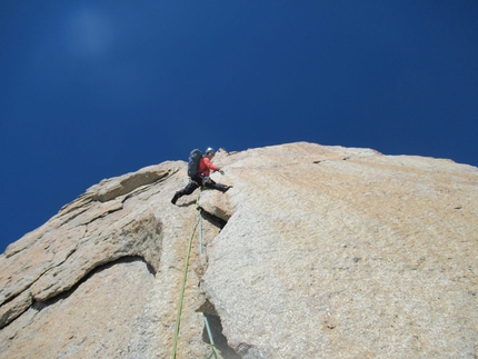 Trittico del Frêney, Monte Bianco, François Cazzanelli, Francesco Ratti - François Cazzanelli sul Pilone Centrale del Frêney durante il concatenamento del trittico del Frêney sul Monte Bianco insieme a Francesco Ratti, 07/2020