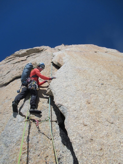 Trittico del Frêney, Monte Bianco, François Cazzanelli, Francesco Ratti - François Cazzanelli sul Pilone Centrale del Frêney durante il concatenamento del trittico del Frêney sul Monte Bianco insieme a Francesco Ratti, 07/2020