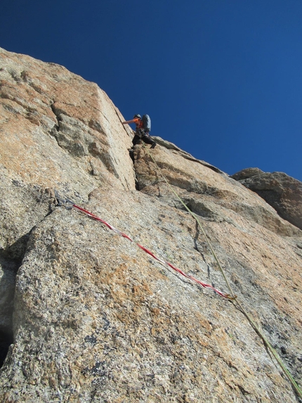 Trittico del Frêney, Monte Bianco, François Cazzanelli, Francesco Ratti - François Cazzanelli e Francesco Ratti durante il concatenamento del trittico del Frêney sul Monte Bianco, 07/2020