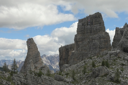 Un flash mob sulle 5 Torri per dire no a nuovi impianti e costruzioni sulle Dolomiti