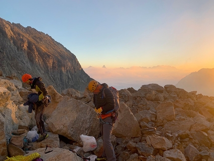 Monte Emilius, Via Giordi, Valerio Stella, Stefano Cordaro, Lorenzo Di Francesco - L'apertura di Via Giordi al Monte Emilius: preparazione all'alba, Cervino e il Monte Rosa sullosfondo