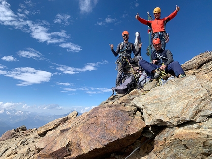 Monte Emilius, Via Giordi, Valerio Stella, Stefano Cordaro, Lorenzo Di Francesco - Stefano Cordaro, Valerio Stella e Lorenzo Di Francesco in cima al Monte Emilius po l'apertura sulla parete est della Via Giordi, dedicata a Maurizio Giordano