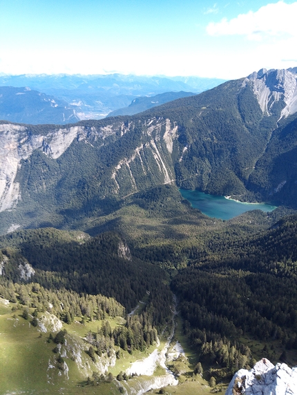 Dolomiti di Brenta, Cima Omet, Via in ricordo di Giuliano Stenghel, Stefano Menegardi, Emanuele Menegardi - La vista dalla Via in ricordo di Giuliano Stenghel sul Pilastro Scolobi della Cima Omet in Val di Tovel (Dolomiti di Brenta)