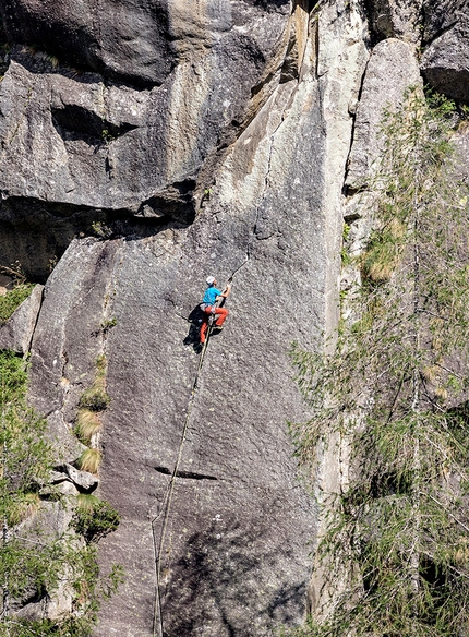 Valle Orco  trad climbing - Valle dell’Orco  crack climbing:  Paolo Soave on Fessura del Tramonto.