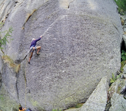 Valle Orco  arrampicata trad - Valle dell’Orco  arrampicata in fessura: Sergio Cerutti su Paris Texas