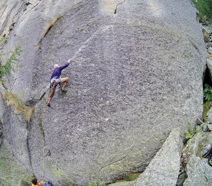 Valle Orco  trad climbing - Valle dell’Orco  crack climbing: Sergio Cerutti on Paris Texas