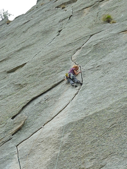 Valle Orco  arrampicata trad - Valle dell’Orco  arrampicata in fessura: Alice Thompson su Incastromania