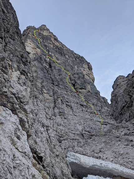 Rocchetta Alta di Bosconero, Dolomiti - Il tracciato della Via Minorata e Minorenne alla Rocchetta Alta di Bosconero nelle Dolomiti. La via collega due vie aperte nel 1984 da Renato Panciera e Nanni de Biasi: Via Minorata e Via Minorenne