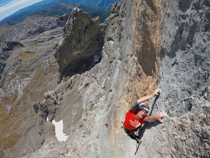 Picos de Europa, Spagna, Iker Pou, Eneko Pou, Kico Cerdá - Iker Pou sul tiro chiave di Rayu (8c, 600m) sulla parete sud di Peña Santa de Castilla, Picos de Europa, Spagna