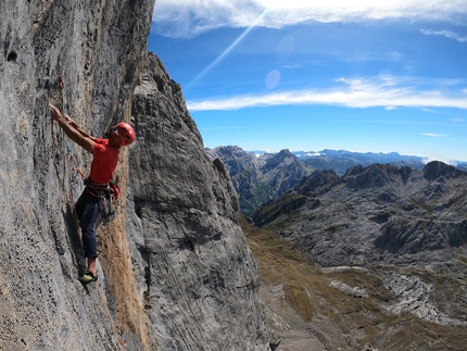 Picos de Europa, Spagna, Iker Pou, Eneko Pou, Kico Cerdá - Kico Cerdá sul 12° tiro di Rayu (8c, 600m) sulla parete sud di Peña Santa de Castilla, Picos de Europa, Spagna