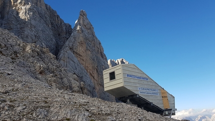 Posizionato il nuovo Bivacco Fanton a Forcella Marmarole, Dolomiti