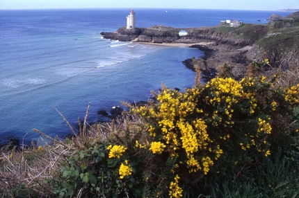 Le Chemin des Phares - In cammino, finalmente! Via, via dalla città! E subito appare il primo dei fari, il Phare de Porzic. Appare di lontano, poi sparisce tra gli alberi. Gioca a nascondino e ti sorprende all’ultimo con il tetto rosso.