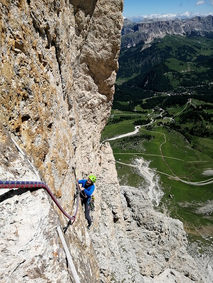 Sassolungo, Dolomiti, Filippo Nardi, Jacopo Biserni - Durante l'apertura della via Ennio Morricone  sulla parete sudest dello Spallone del Sassolungo nelle Dolomiti.