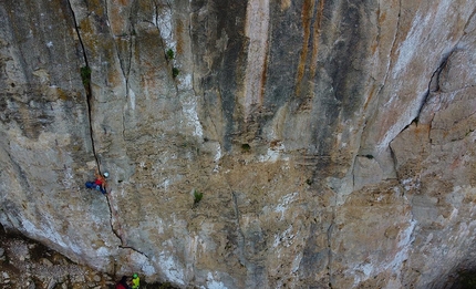 Arrampicata in Sardegna - Eva Pierrotti su Sint Crack nella falesia Palazzo di Inverno a Jerzu in Sardegna