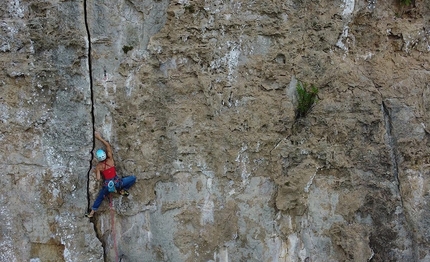 Arrampicata in Sardegna - Eva Pierrotti su Sint Crack nella falesia Palazzo di Inverno a Jerzu in Sardegna