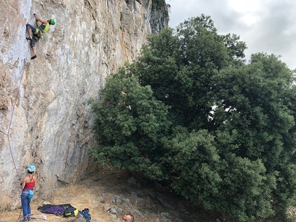 Arrampicata in Sardegna - Enrico Tomasin su Scorpio, una delle nuove vie nella falesia Palazzo di Inverno a Jerzu in Sardegna