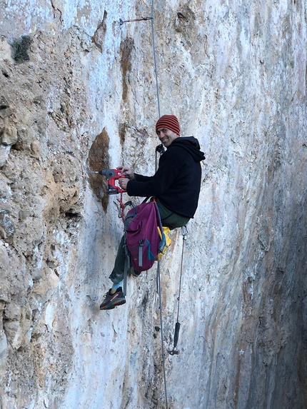 Arrampicata in Sardegna - Simone Sarti chioda Scorpio falesia Palazzo di Inverno a Jerzu in Sardegna