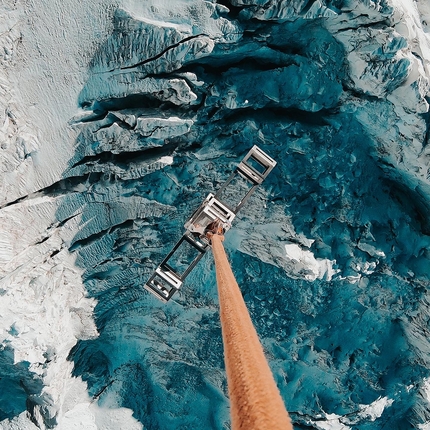 Punta Dufour, Monte Rosa - Transporting the new cross on Punta Dufour, Monte Rosa massif, on Wednesday 9 September 2020