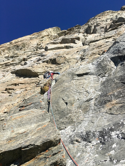 Cervino, Via Per Nio, Michele Cazzanelli, Jerome Perruquet, Stefano Stradelli - Jerome Perruquet sul primo tiro della Via Per Nio sulla parete sud del Cervino