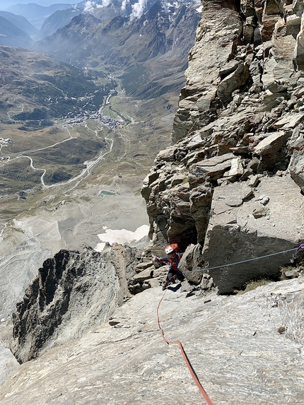 Cervino, Via Per Nio, Michele Cazzanelli, Jerome Perruquet, Stefano Stradelli - Jerome Perruquet in azione sulla Via Per Nio sulla parete sud del Cervino (Michele Cazzanelli, Jerome Perruquet, Stefano Stradelli 09/09/2020)